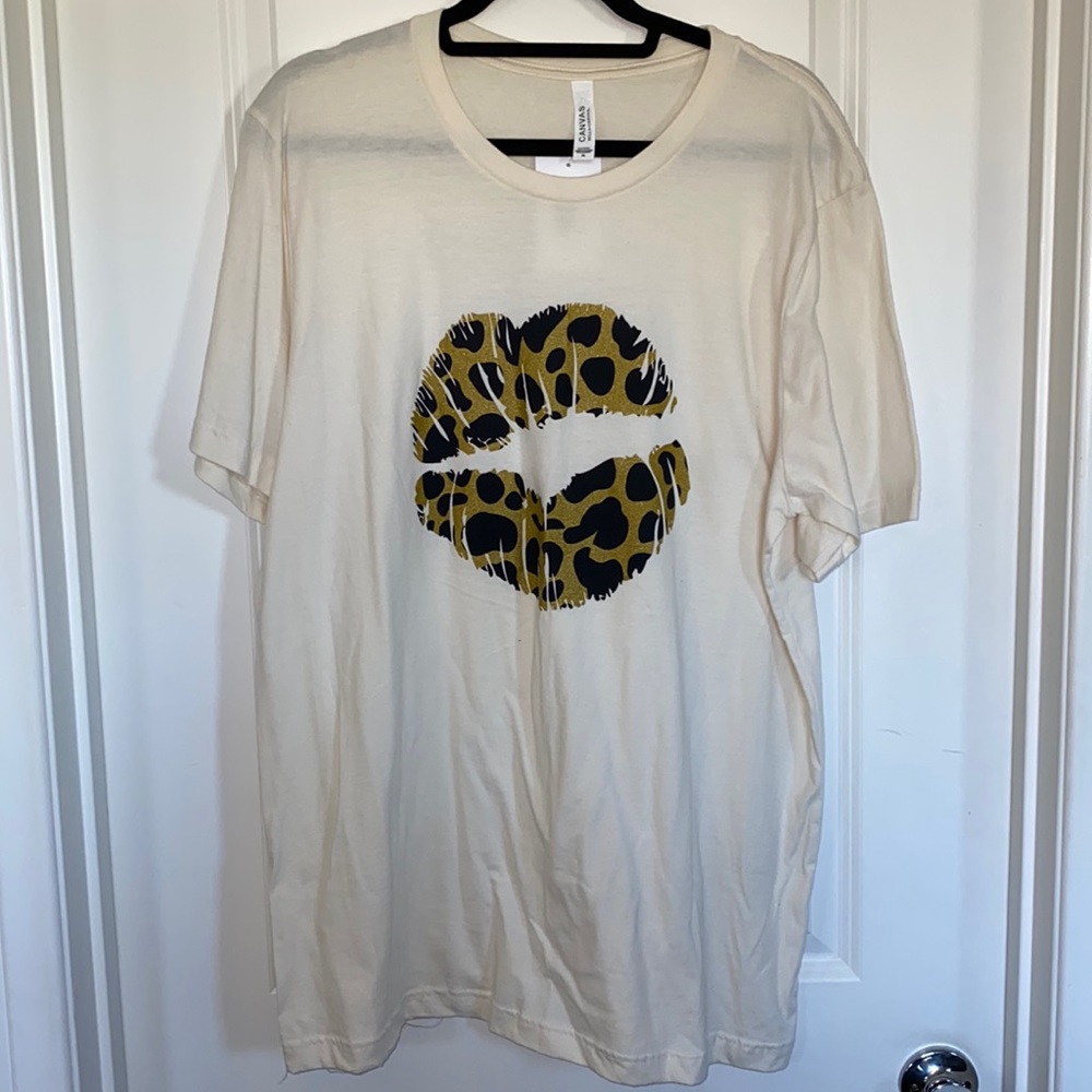 Bella Canvas XL Graphic T. Leopard Glitter Lips. Tan. No flaking. Brand New.